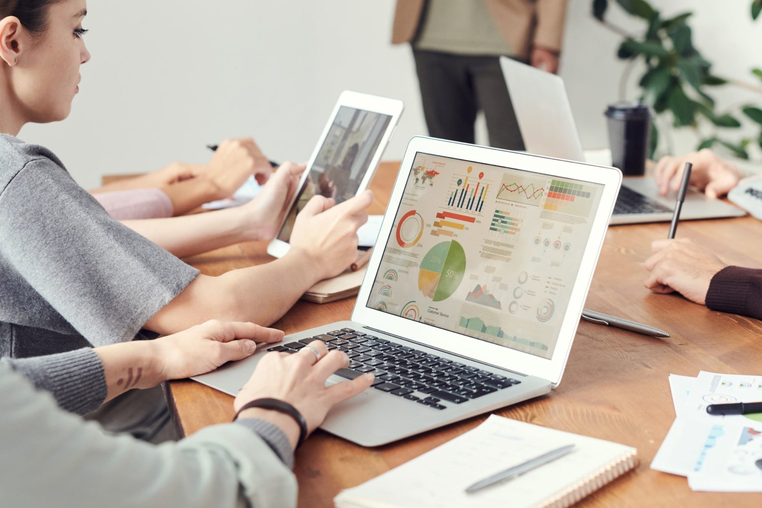 Auswertung von Website-Daten am Laptop